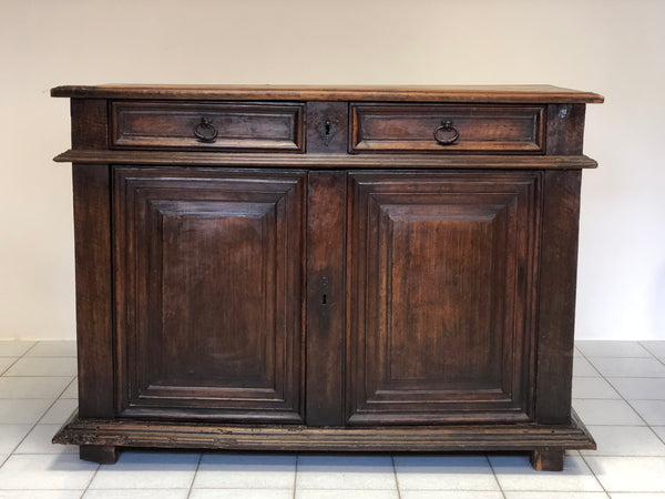 Credenza in noce pannellata fronte e fianchi . XVII secolo
