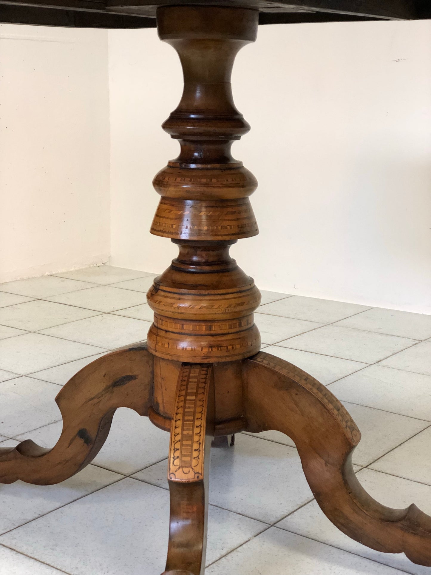 Tavolino di Rolo intarsiato . XIX secolo