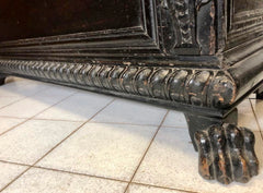 Cassapanca lombarda con cariatidi . XVII secolo