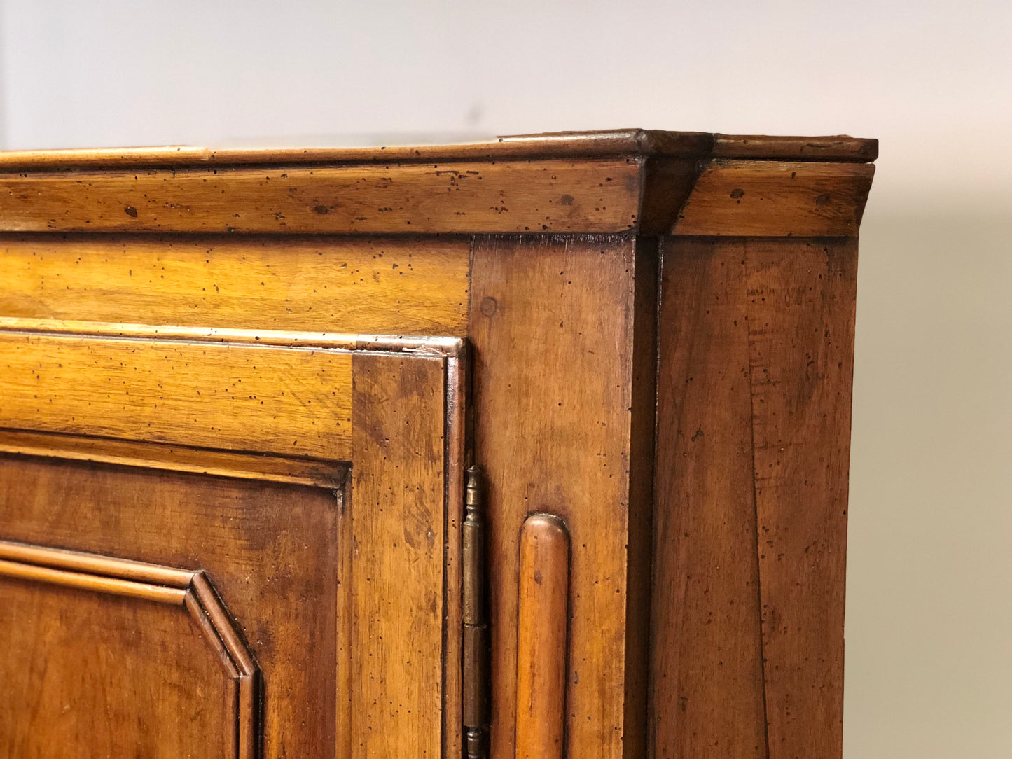 Walnut corner cabinet. Modena Reggio. 18th century