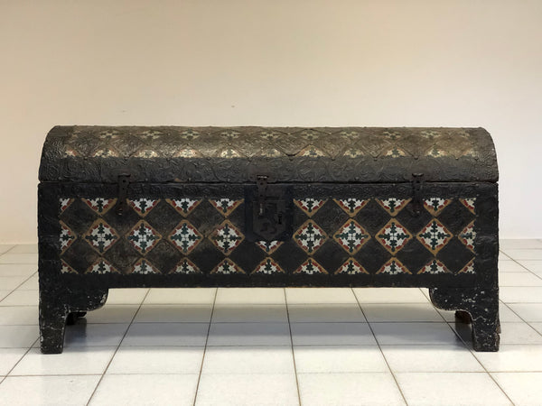 Baule con coperchio bombato . Venezia XVIII secolo