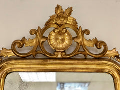 Specchiera l’oro zecchino intagliata a motivi floreali .