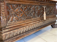 Cassapanca lombarda scolpita . Cremona inizio XVII secolo