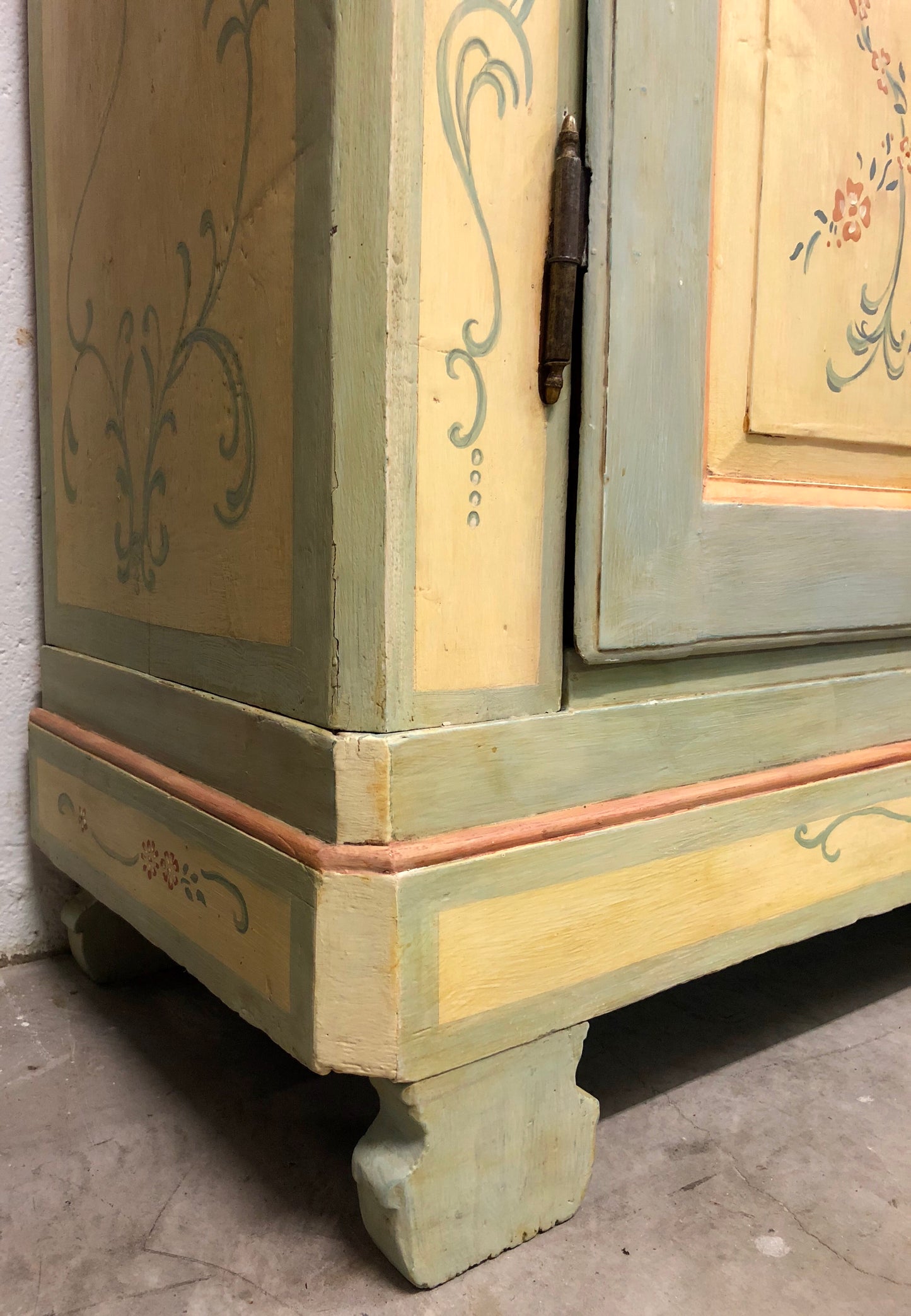 Lacquered and painted wardrobe. Early 19th century