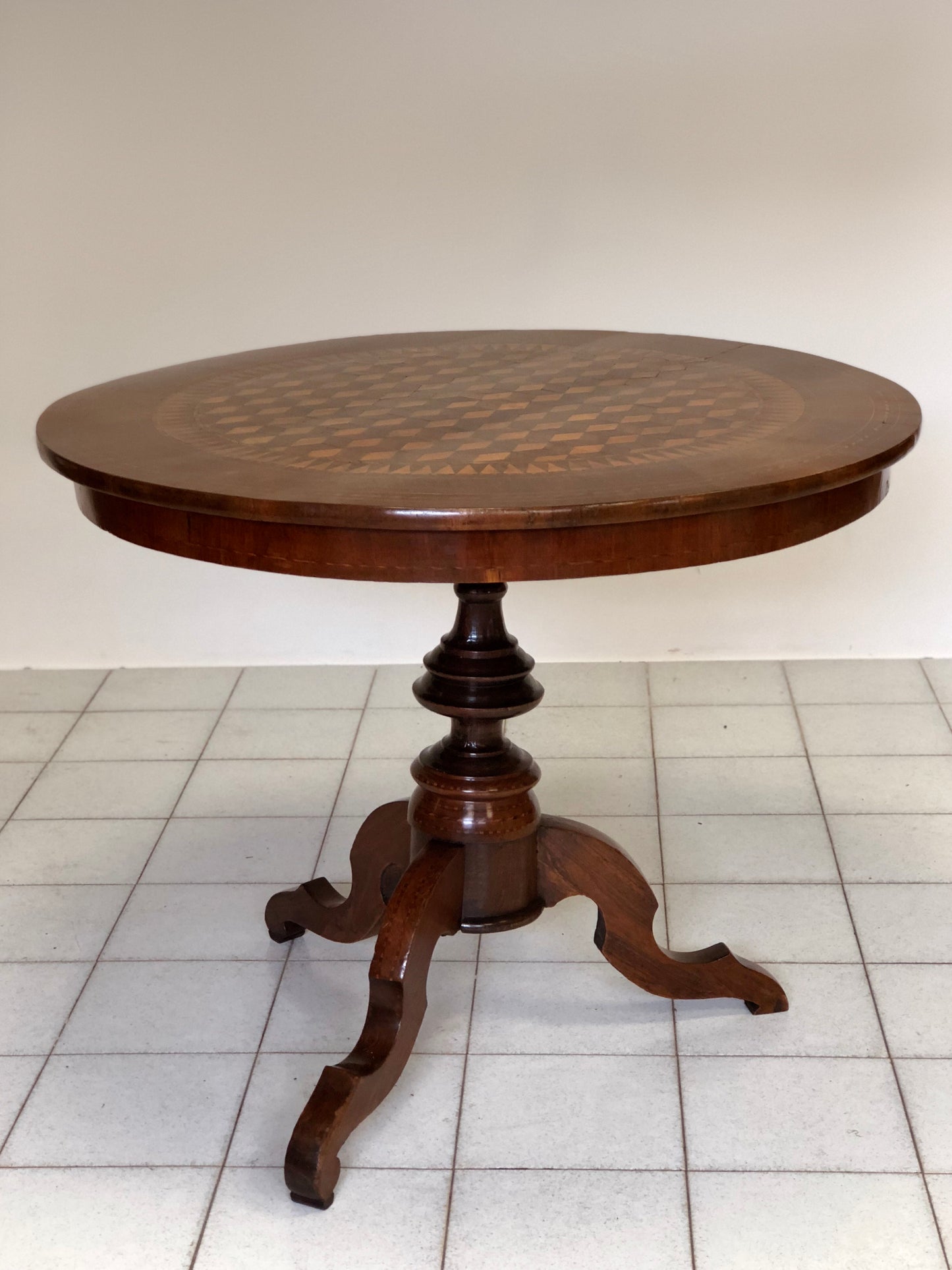 Rolo marquetry table. 94 cm diameter