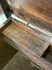 Cassapanca lombarda in noce con cariatide . Inizio 600