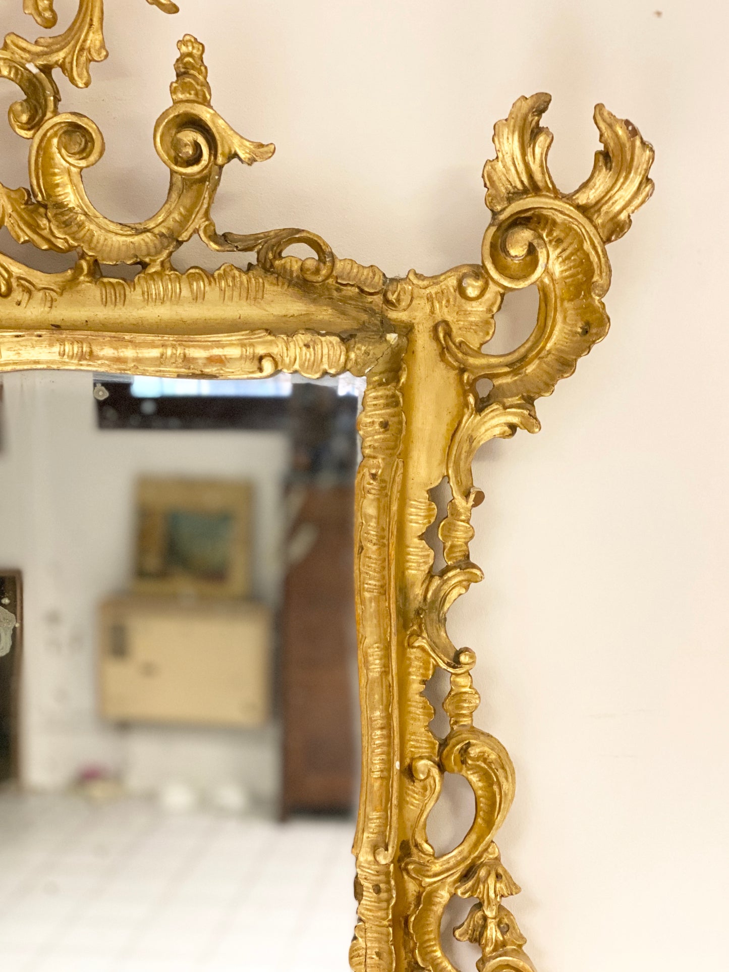 Specchiera in legno intagliato dorato a foglia . Venezia inizio XIX secolo