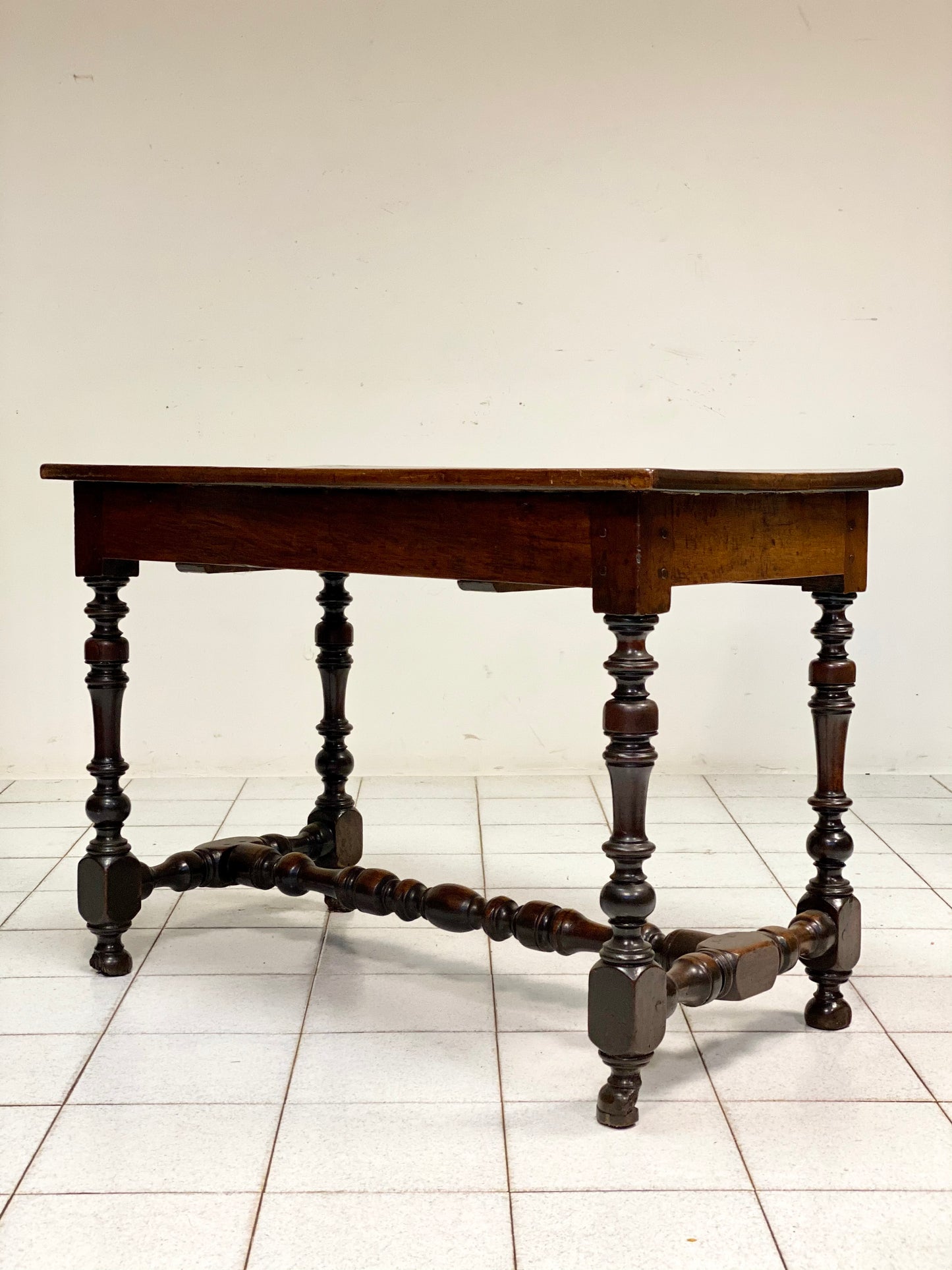 Walnut reel table. Emilia, early 18th century