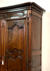 Armadio in noce scolpito Luigi XV.