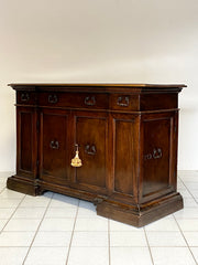 Credenza in noce con sportelli laterali . Bologna XVII secolo