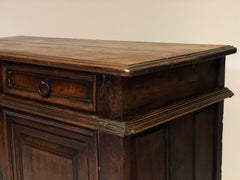 Credenza in noce pannellata fronte e fianchi . XVII secolo