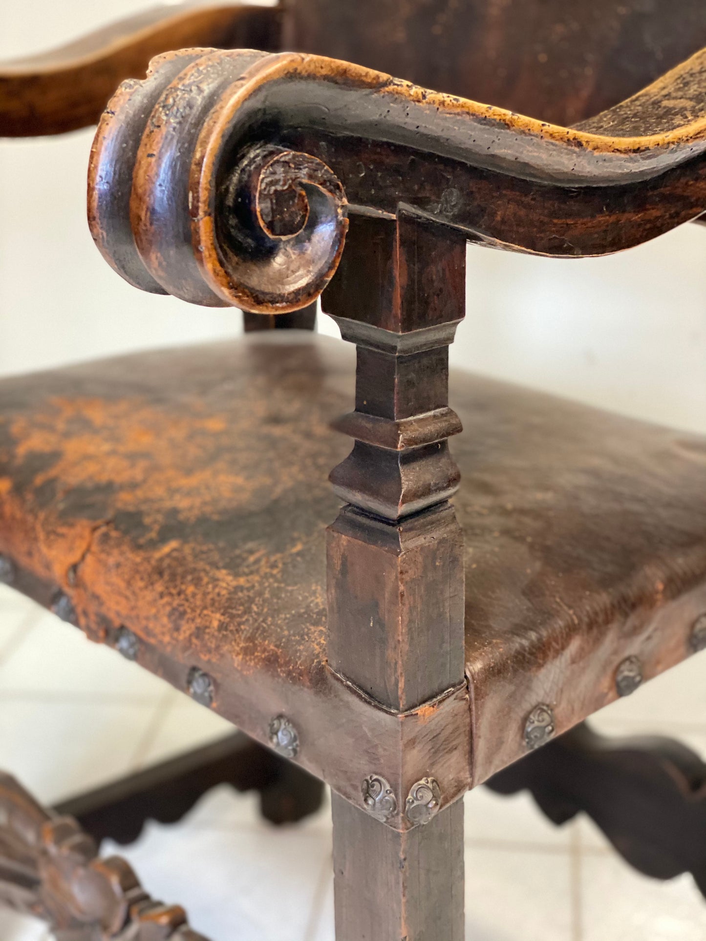 Lombard throne in walnut with studs. XVI - XVII century