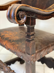 Trono Lombardo in noce con borchie . XVI - XVII secolo
