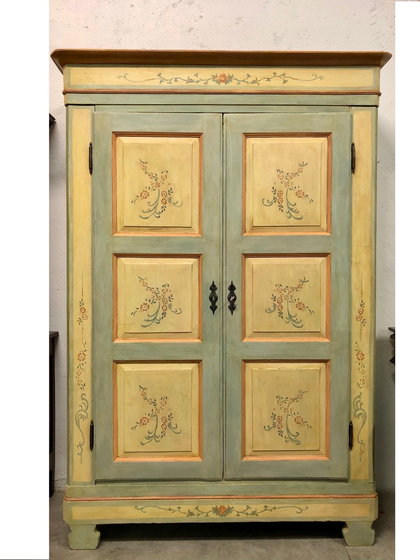 Lacquered and painted wardrobe. Early 19th century