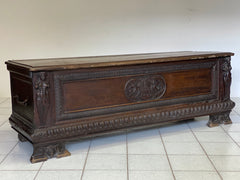 Cassapanca lombarda in noce con cariatide . Inizio 600