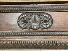 Cassapanca lombarda in noce con cariatide . Inizio 600