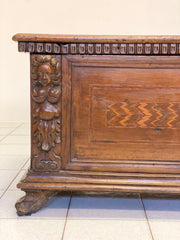 Cassapanca scolpita intarsiata . Bergamo XVII secolo