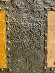 Cassapanca rivestita in lamierino sbalzato e pannelli in velluto . Venezia XVI secolo
