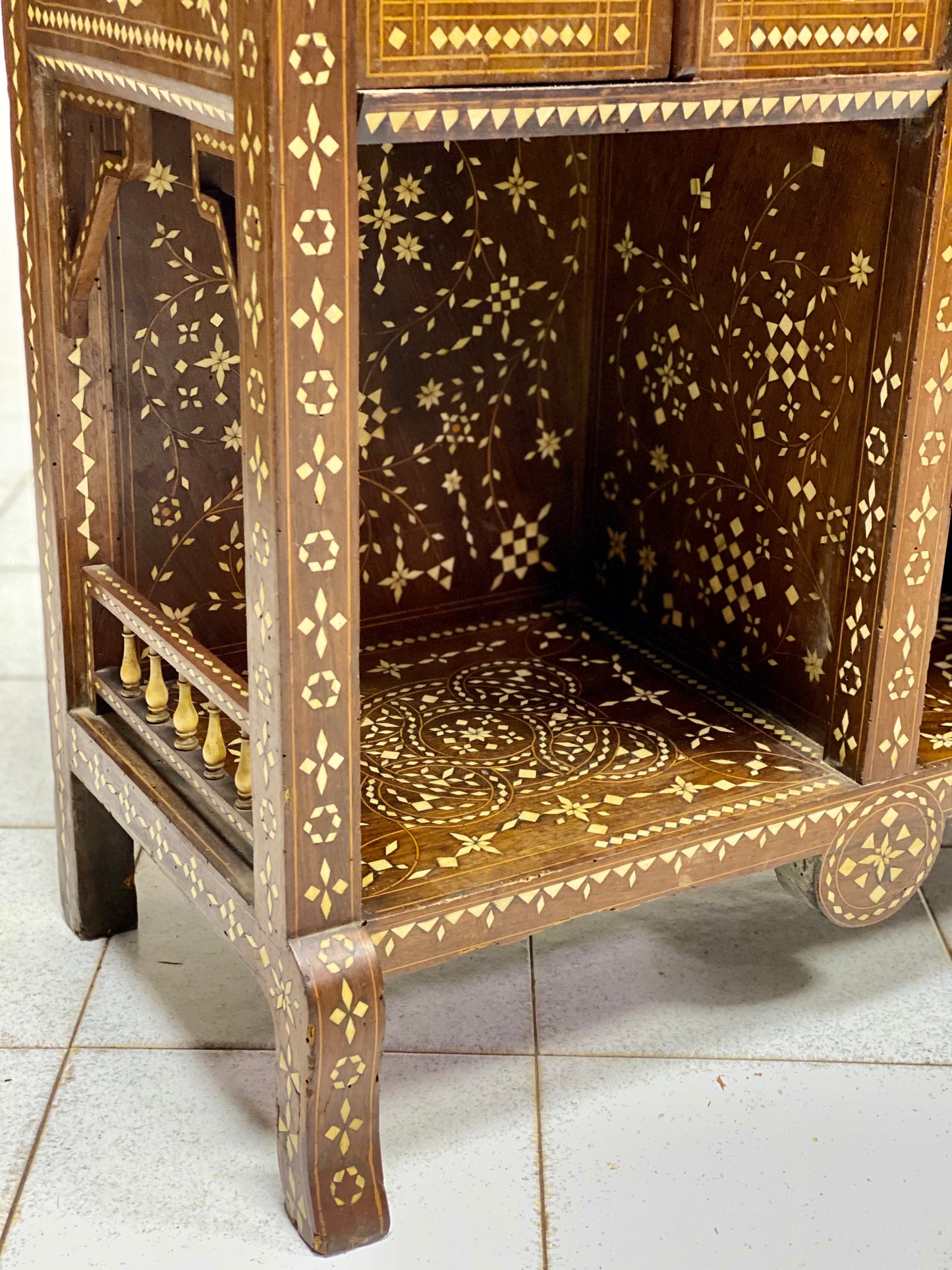 Credenza con poltroncina intarsiata alla maniera Adriano Brambilla fine XIX secolo