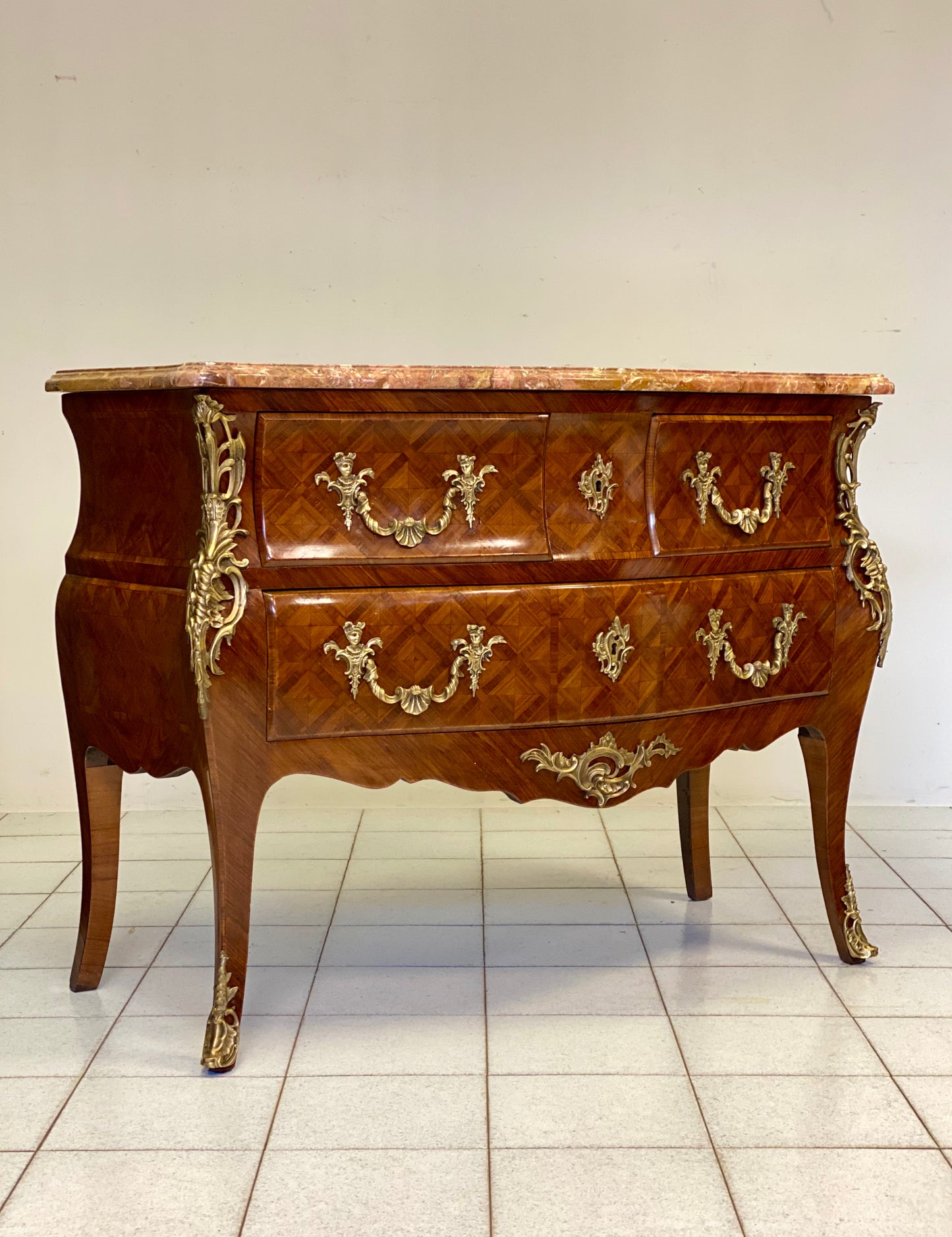 Cassettone a forma bombata .bois de rosa ebano viola . XIX secolo