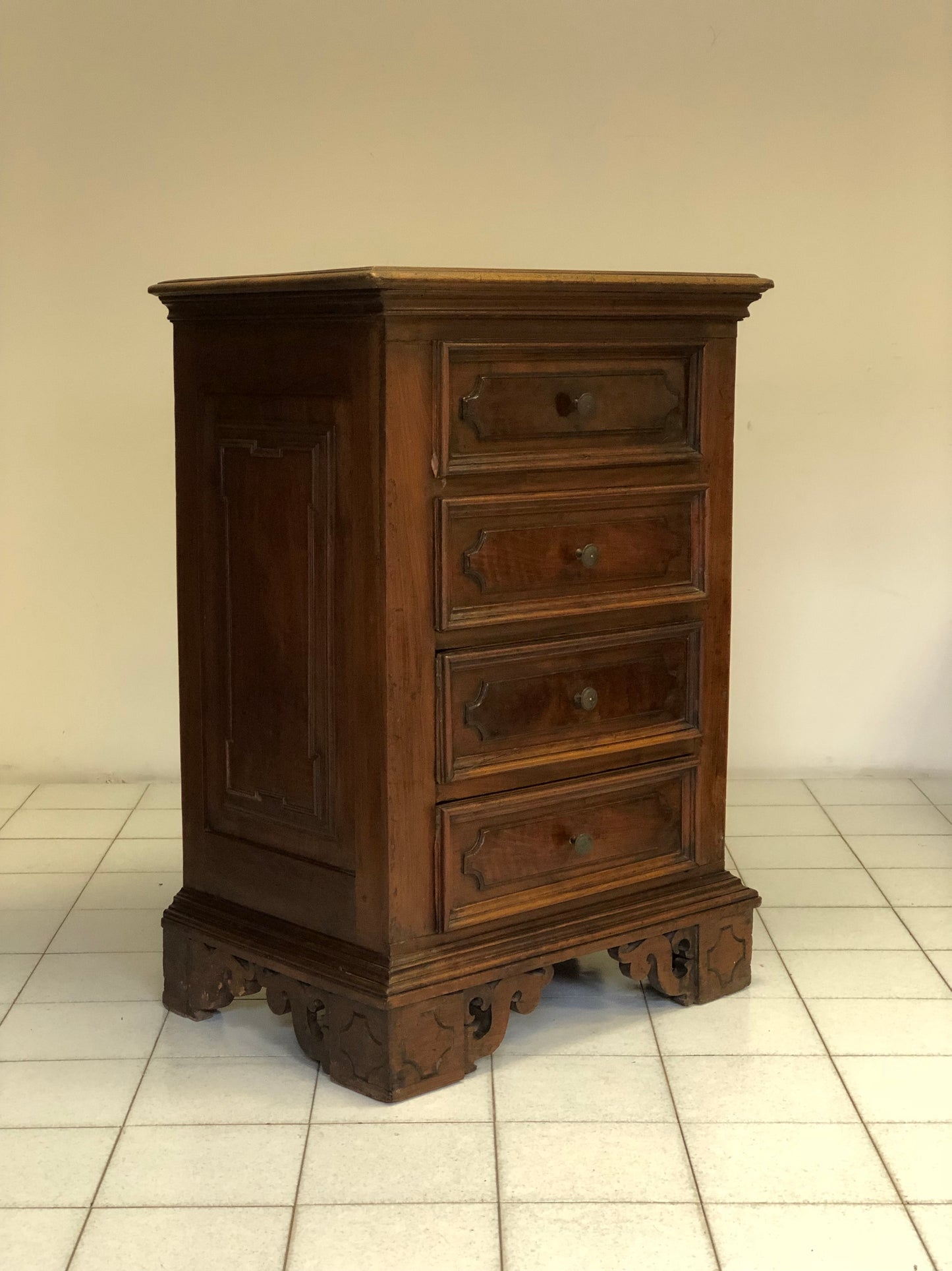 Lombard walnut chest of drawers. 17th century