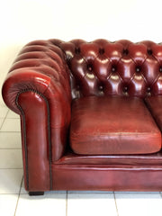 Divano chesterfield cuoio bordeaux. Inghilterra XX secolo