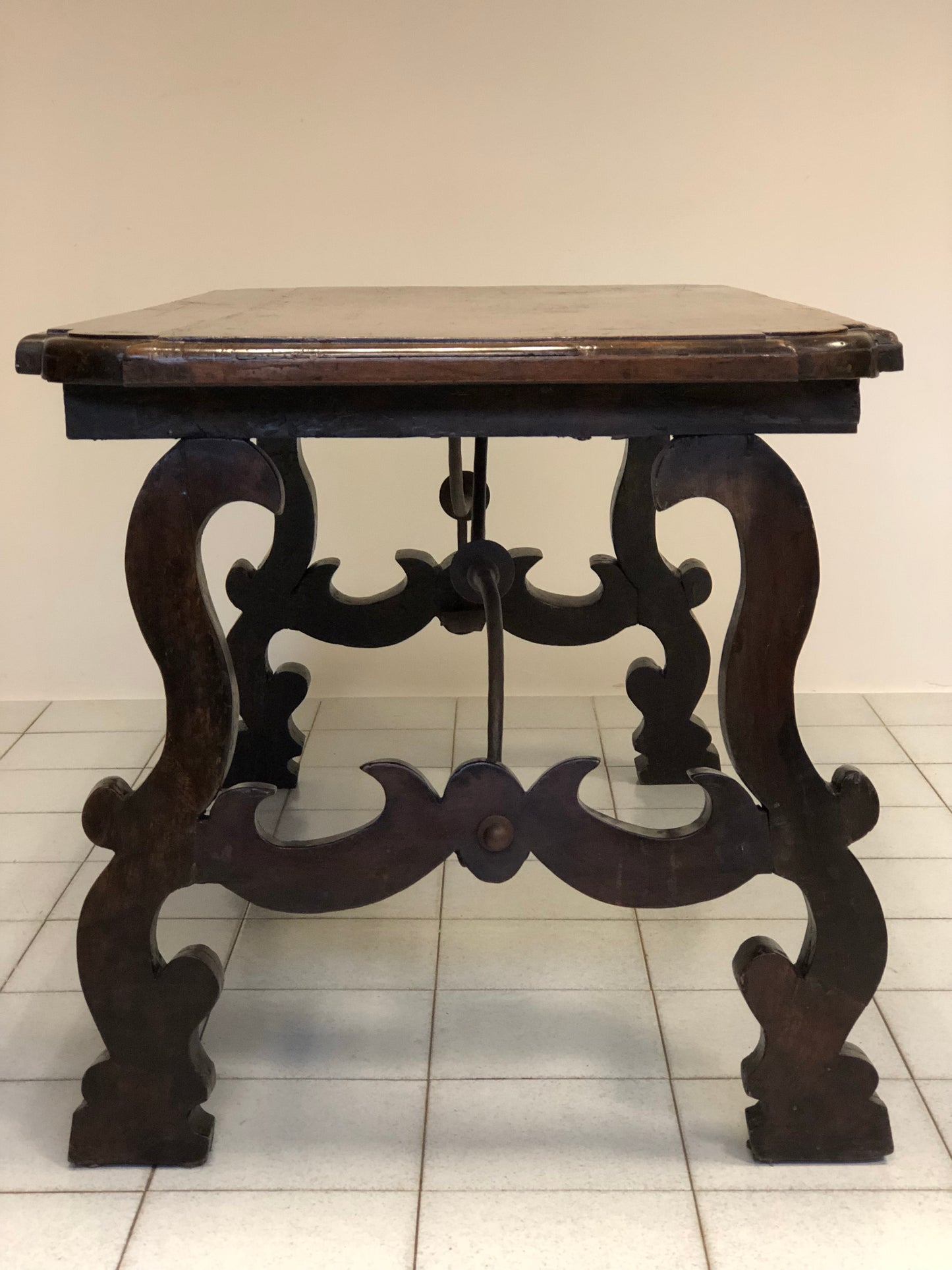 Tavolo fratino in noce con gambe a lira