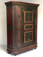 Armadio scantonato laccato e dipinto. XVIII secolo