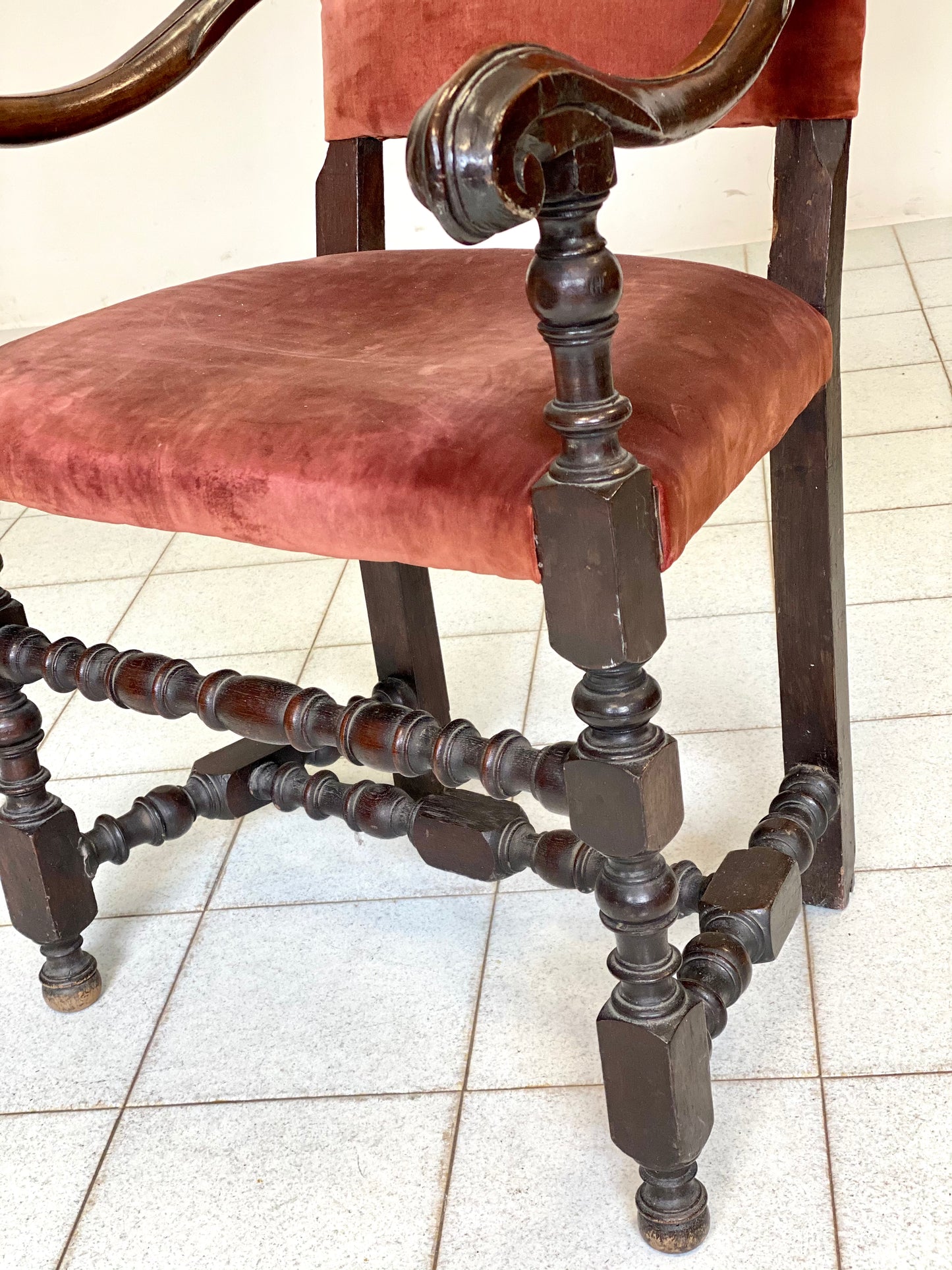 Trono Lombardo in noce . XVII secolo