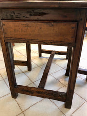 Tavolo a bandelle in noce . XVII secolo