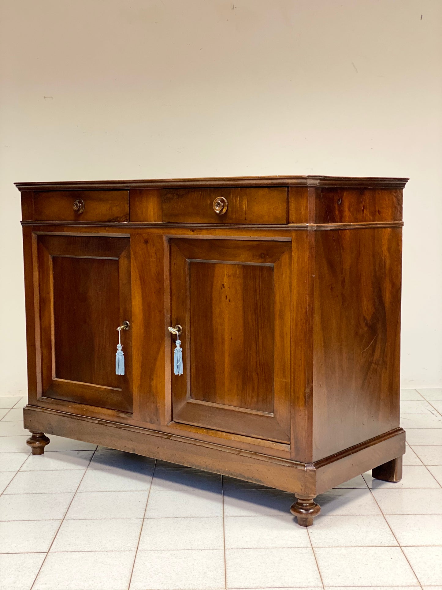 Credenza in noce lombarda metà XIX secolo . Restaurata