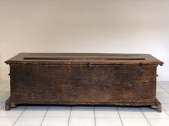 Cassapanca in noce con bugna sul piano. Bologna XVII secolo