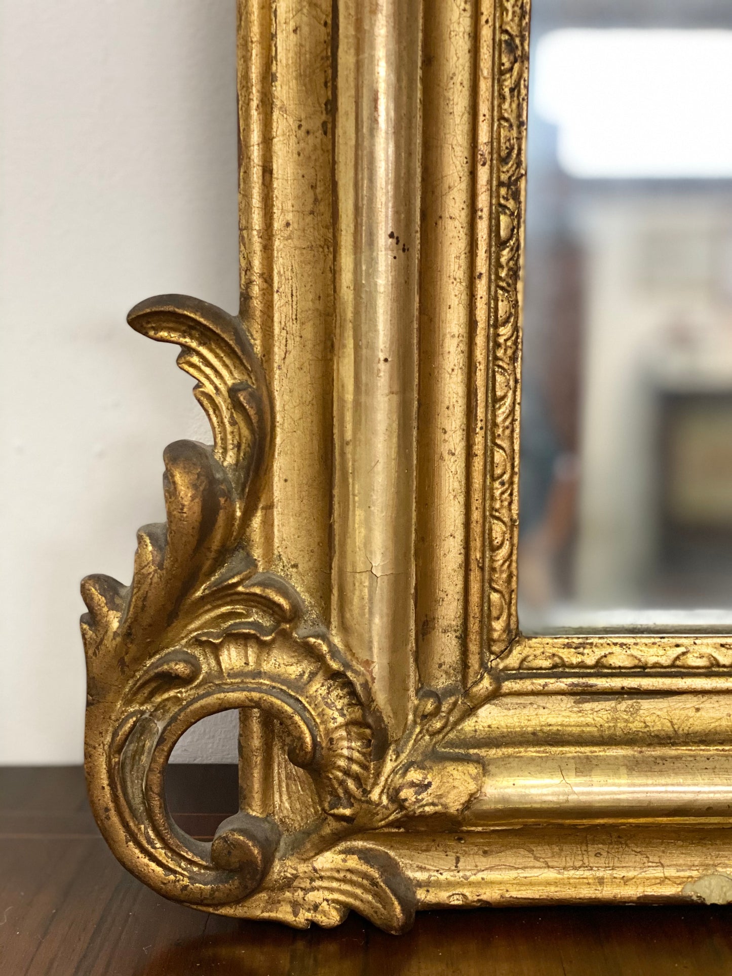 Specchiera Luigi Filippo lombarda in legno dorato e intagliato . XIX secolo