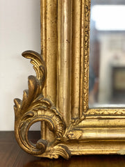 Specchiera Luigi Filippo lombarda in legno dorato e intagliato . XIX secolo