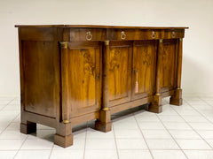 Credenza impero di noce quattro porte . Inizio XIX secolo