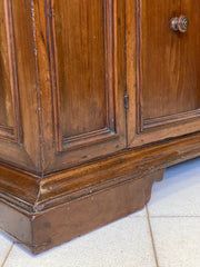 Credenza emiliana in noce. . Modena XVII secolo