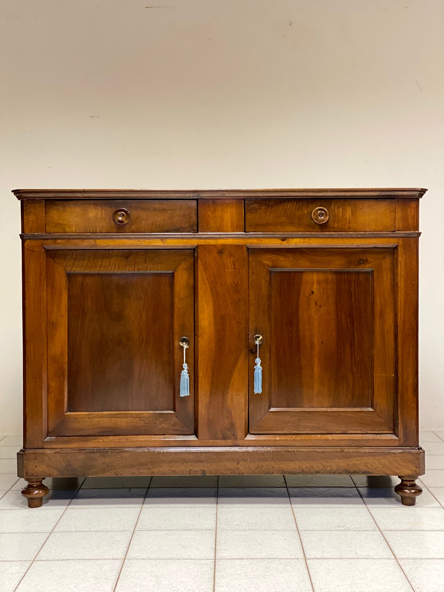 Credenza in noce lombarda metà XIX secolo . Restaurata