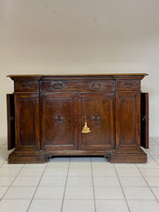 Credenza in noce con sportelli laterali . Bologna XVII secolo