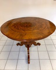 Tavolo di Rolo intarsiato . 110 cm diametro