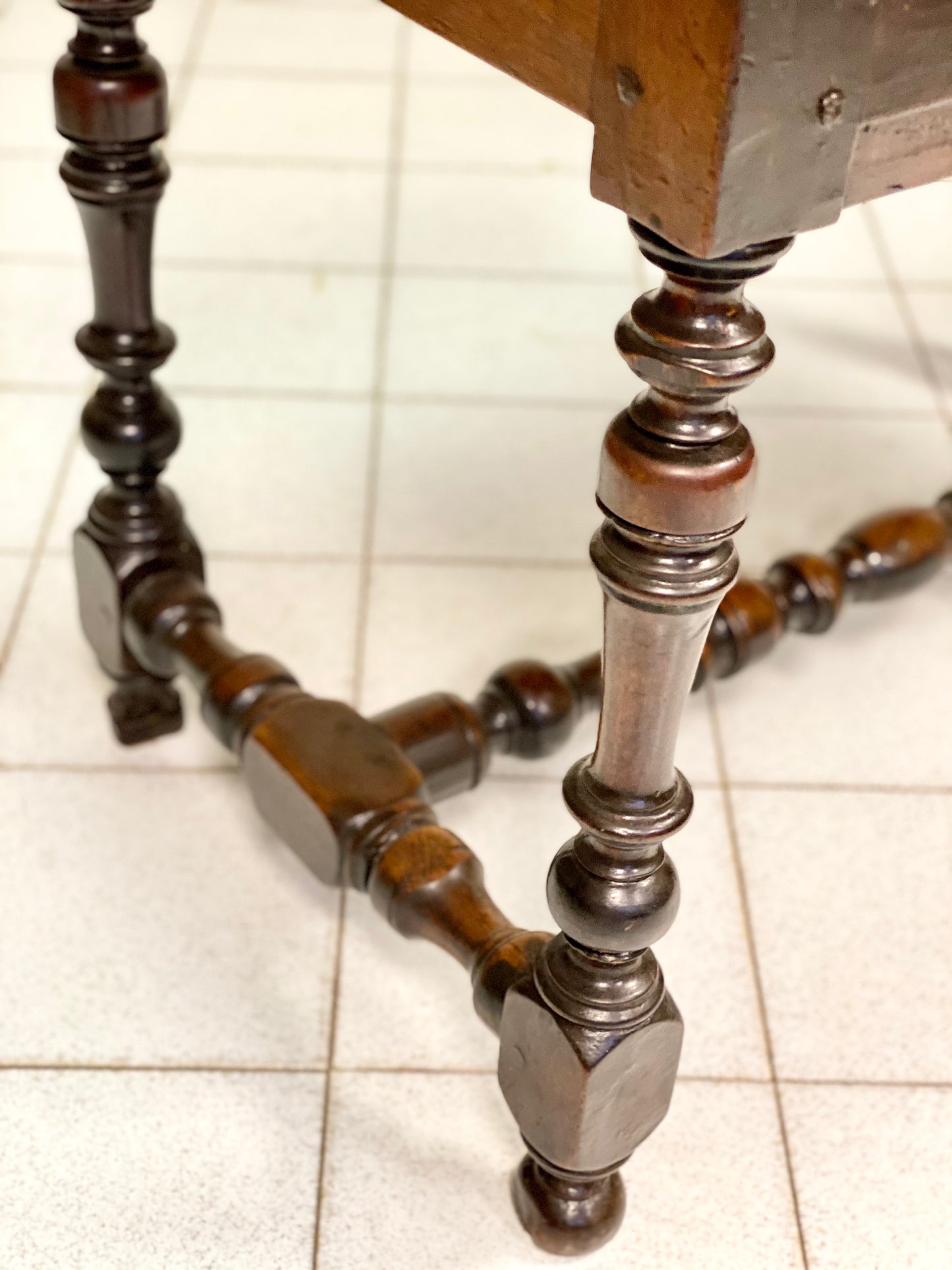 Walnut reel table. Emilia, early 18th century