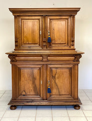 Credenza doppio corpo in noce . XVIII secolo
