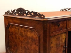 Scrivania da centro in noce e radica . Piano in pelle