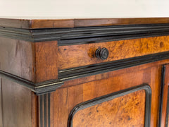 Credenza lombarda due porte noce e radica .XIX secolo
