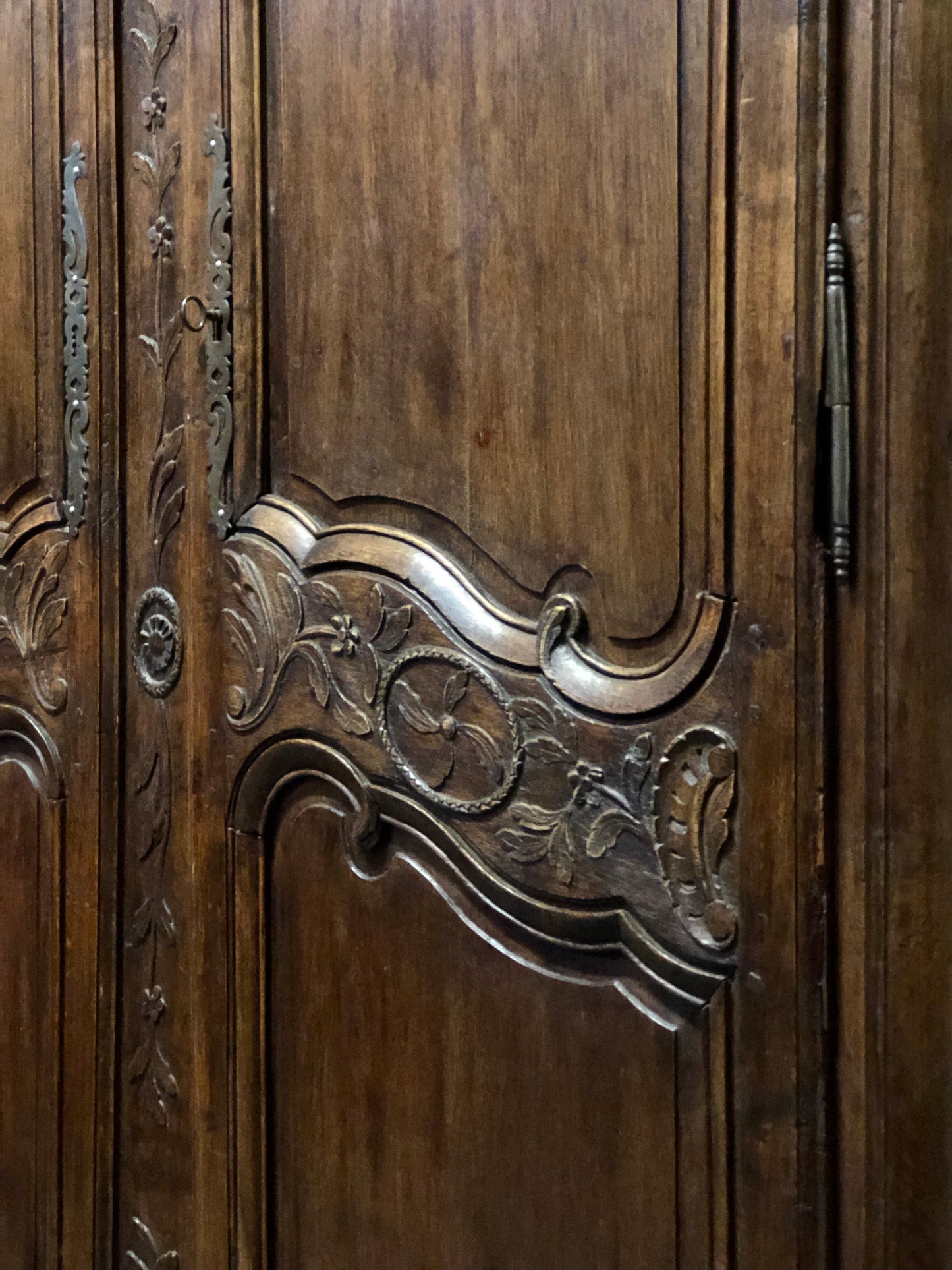 Louis XV carved wardrobe. Early 18th century