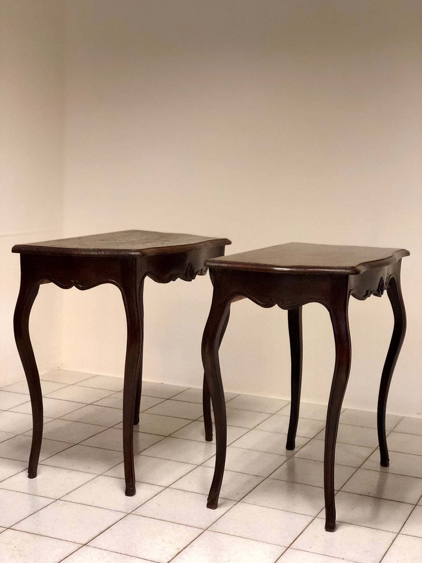 Coppia di consolle in noce Luigi XV