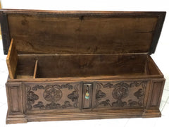 Cassapanca lombarda veneta scolpita . XVII secolo