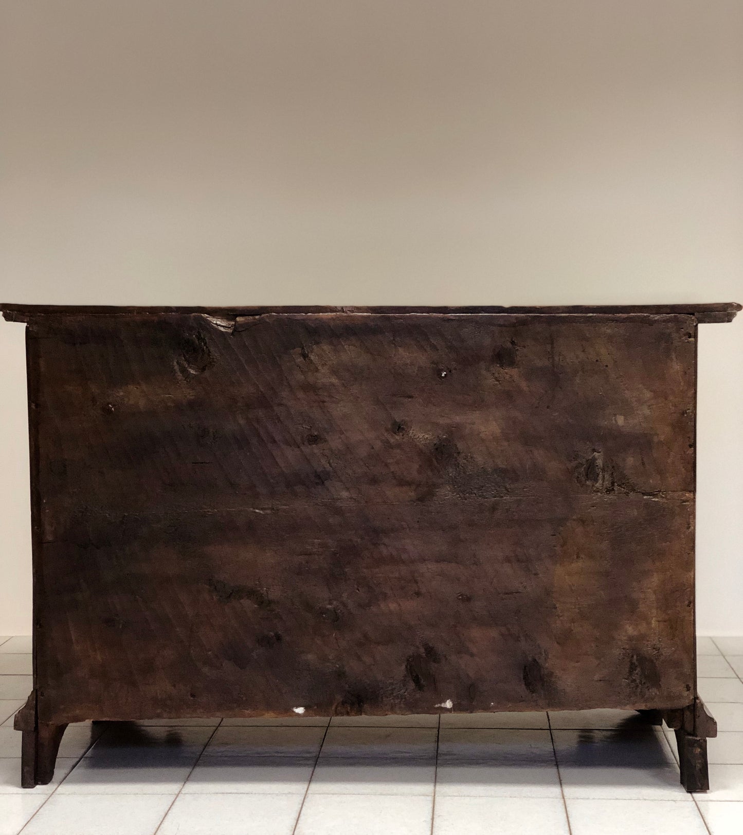 Chest of drawers with a veneered front. Verona, 17th century