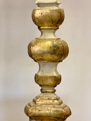 Coppia di candelieri in legno intagliato dorato . Marche Luigi XIV