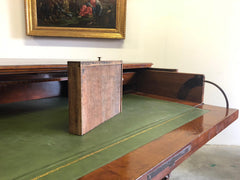 Scrivania Carlo X in noce da centro . XIX secolo