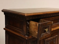 Coppia di inginocchiatoi lombardi noce. XVII secolo